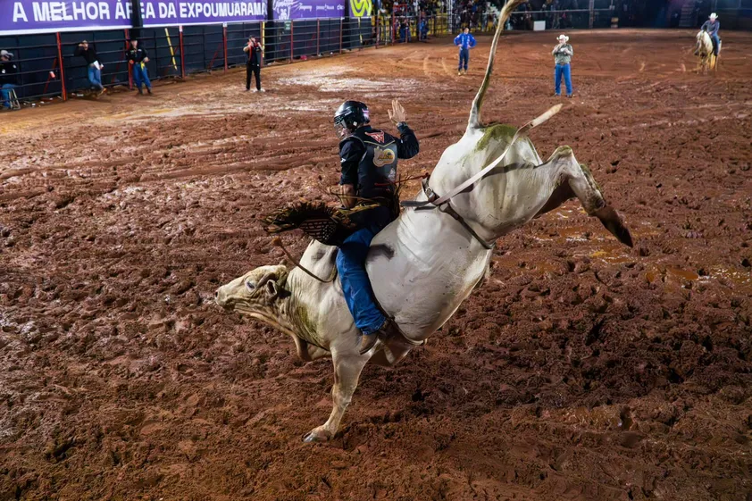 Goiania Rodeio Peões de Goiânia e Mato Grosso do Sul levam a melhor no rodeio da Expo ...